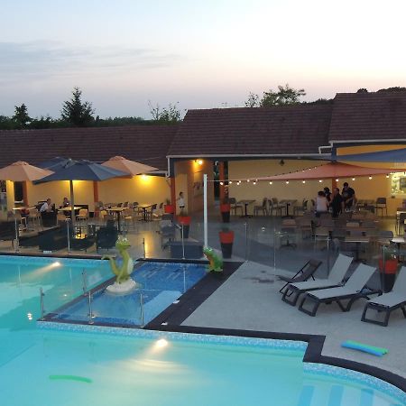 ホテルCamping L'Arada Parc Sonzay エクステリア 写真